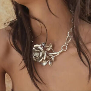ZMetallic Rose Silver Elegance Bold Floral Statement Necklace